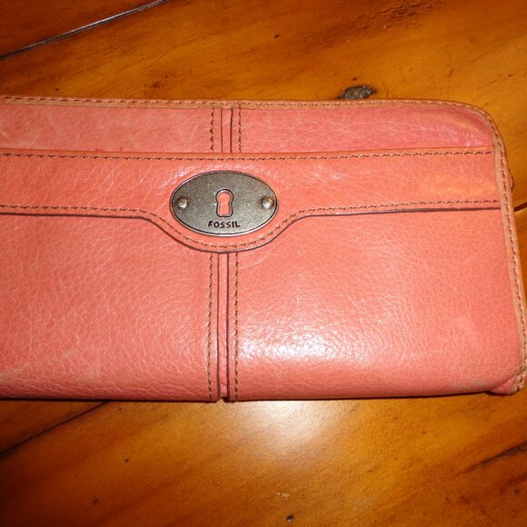 NWOT FOSSIL COWHIDE LEATHER Wallet Salmon Zip Closure Pockets Cards/Coins - Picture 1 of 9